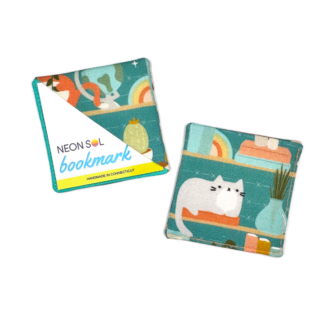 Corner Bookmark | cats on shelves